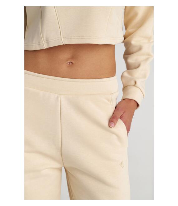 ΒΑΜΒΑΚΕΡΟ ΠΑΝΤΕΛΟΝΙ ΣΕ ΙΣΙΑ ΓΡΑΜΜΗ ΜΕ ΠΙΕΤΕΣ ΣΤΑ ΜΠΑΤΖΑΚΙΑ