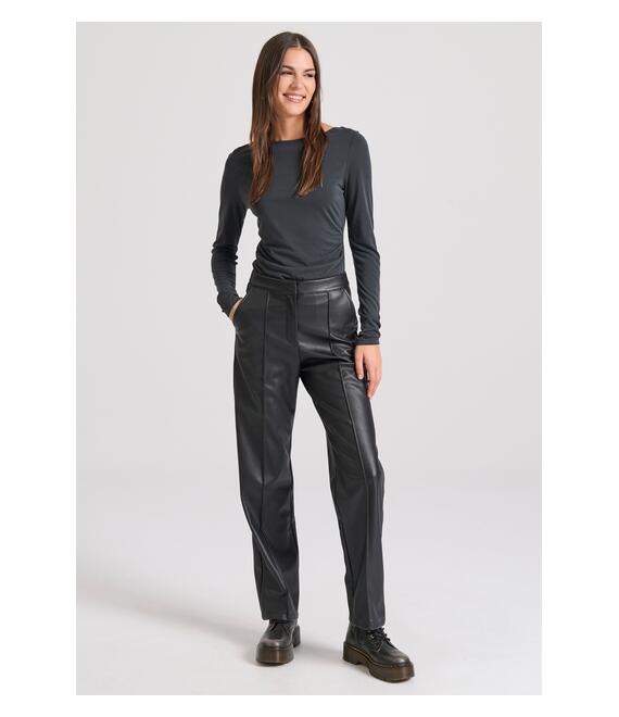 Κορμάκι με σούρες και κλειστή λαιμόκοψη