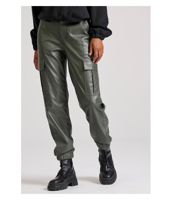 Γυναικείο cargo παντελόνι από οικολογικό δέρμα (PU)