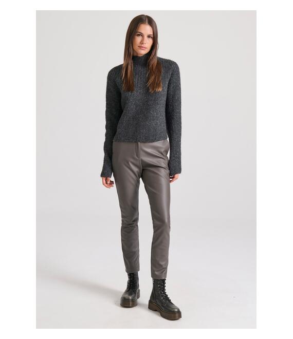 Slim fit chino παντελόνι από οικολογικό δέρμα (PU)