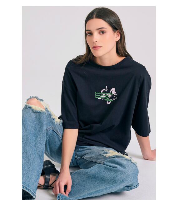 Γυναικείο loose fit t-shirt με abstract text artwork τύπωμα