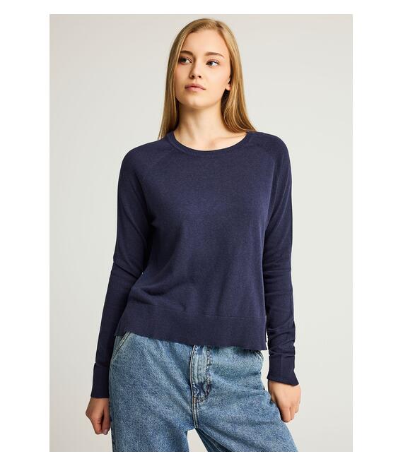 Γυναικείο πλεκτό με λαιμόκοψη