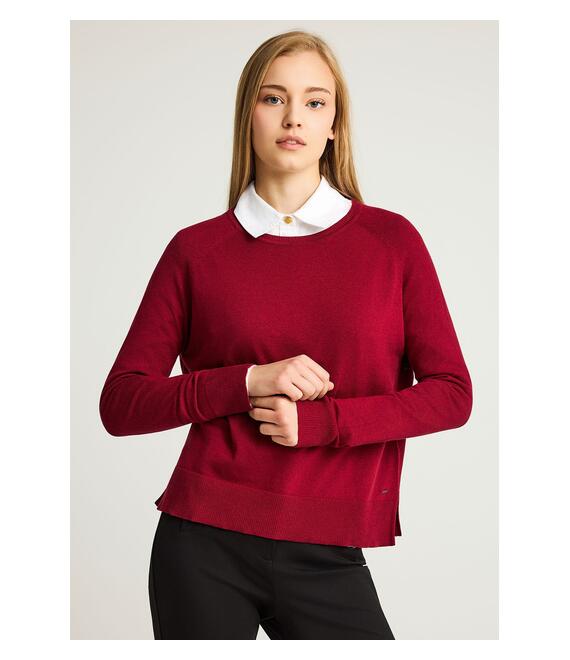 Γυναικείο πλεκτό με λαιμόκοψη