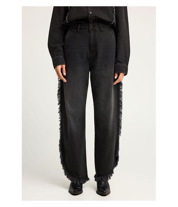 Τζην παντελόνι με distressed- effect